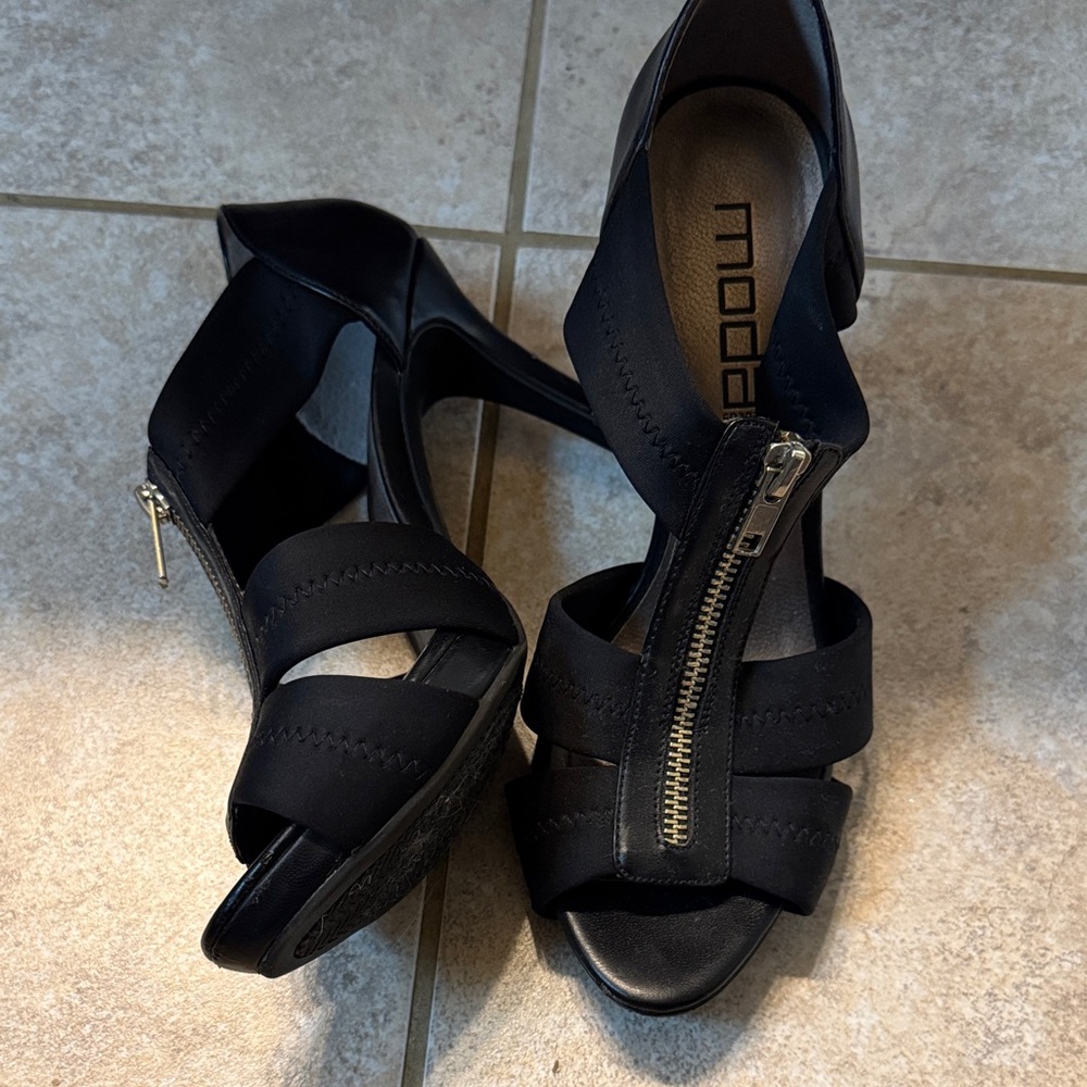 Moda Elegant Black Heels with Front Zipper